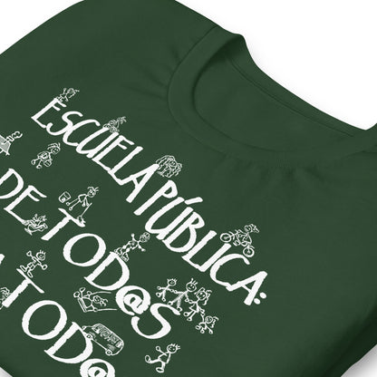 detalle de camiseta escuela publica de todos para todos verde botella
