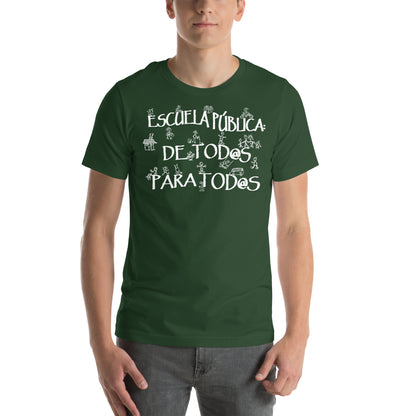 hombre con camiseta escuela publica de todos para todos verde botella