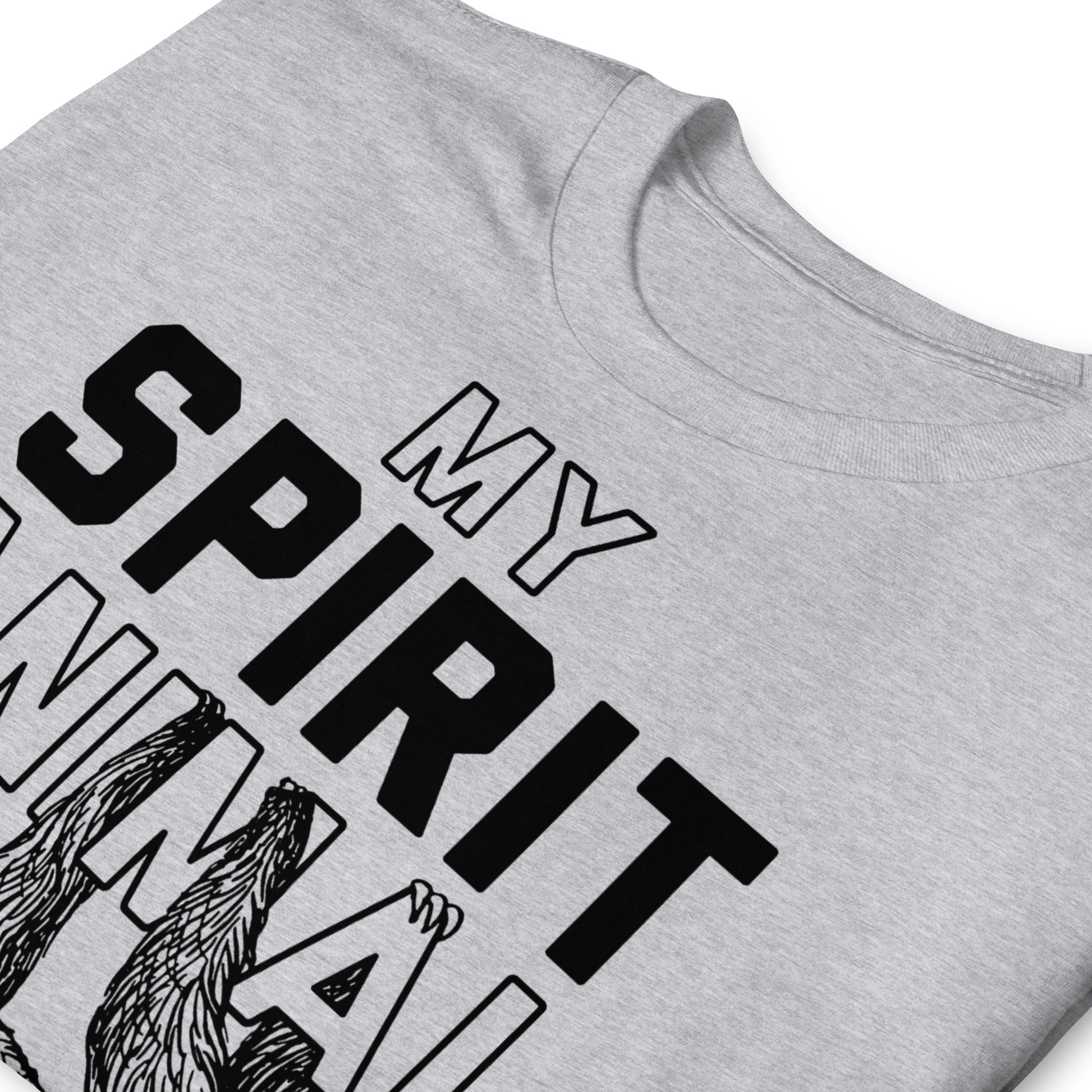 detalle de camiseta mi espiritu animal perezoso gris