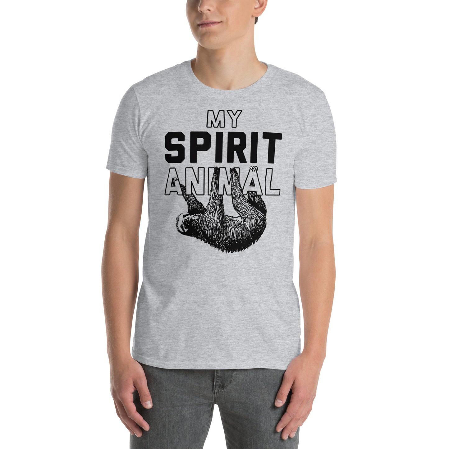 hombre con camiseta mi espiritu animal perezoso gris