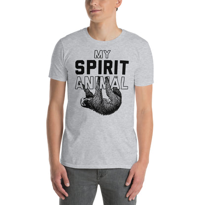 hombre con camiseta mi espiritu animal perezoso gris