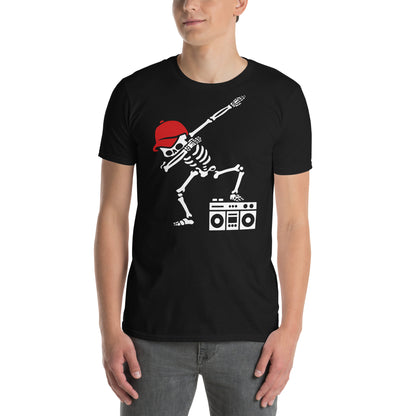 hombre con camiseta esqueleto dab boombox negra