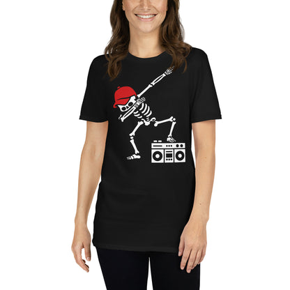 mujer con camiseta esqueleto dab boombox negra