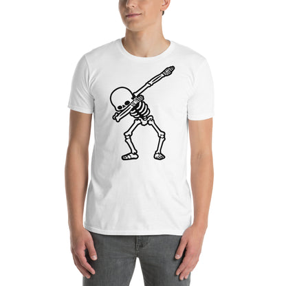 hombre con camiseta esqueleto dab blanca