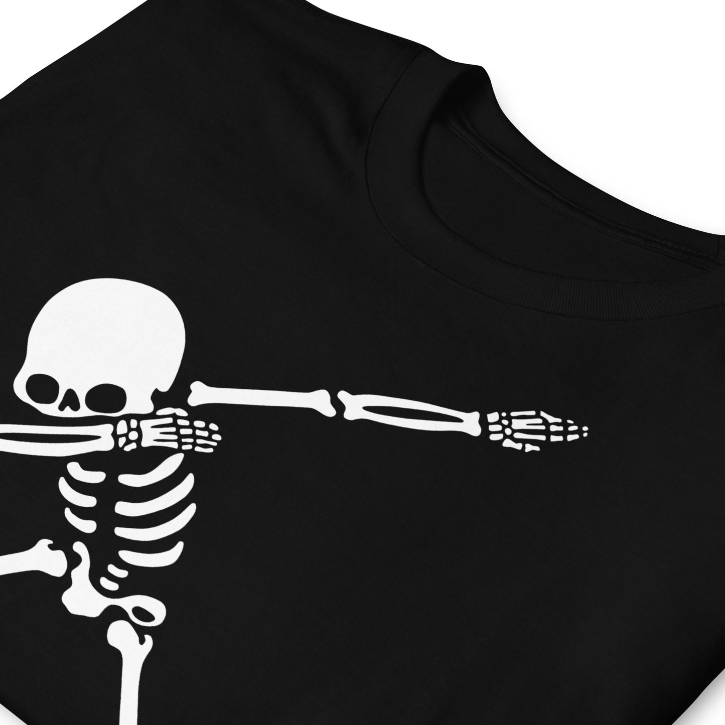 detalle de camiseta esqueleto dab negra