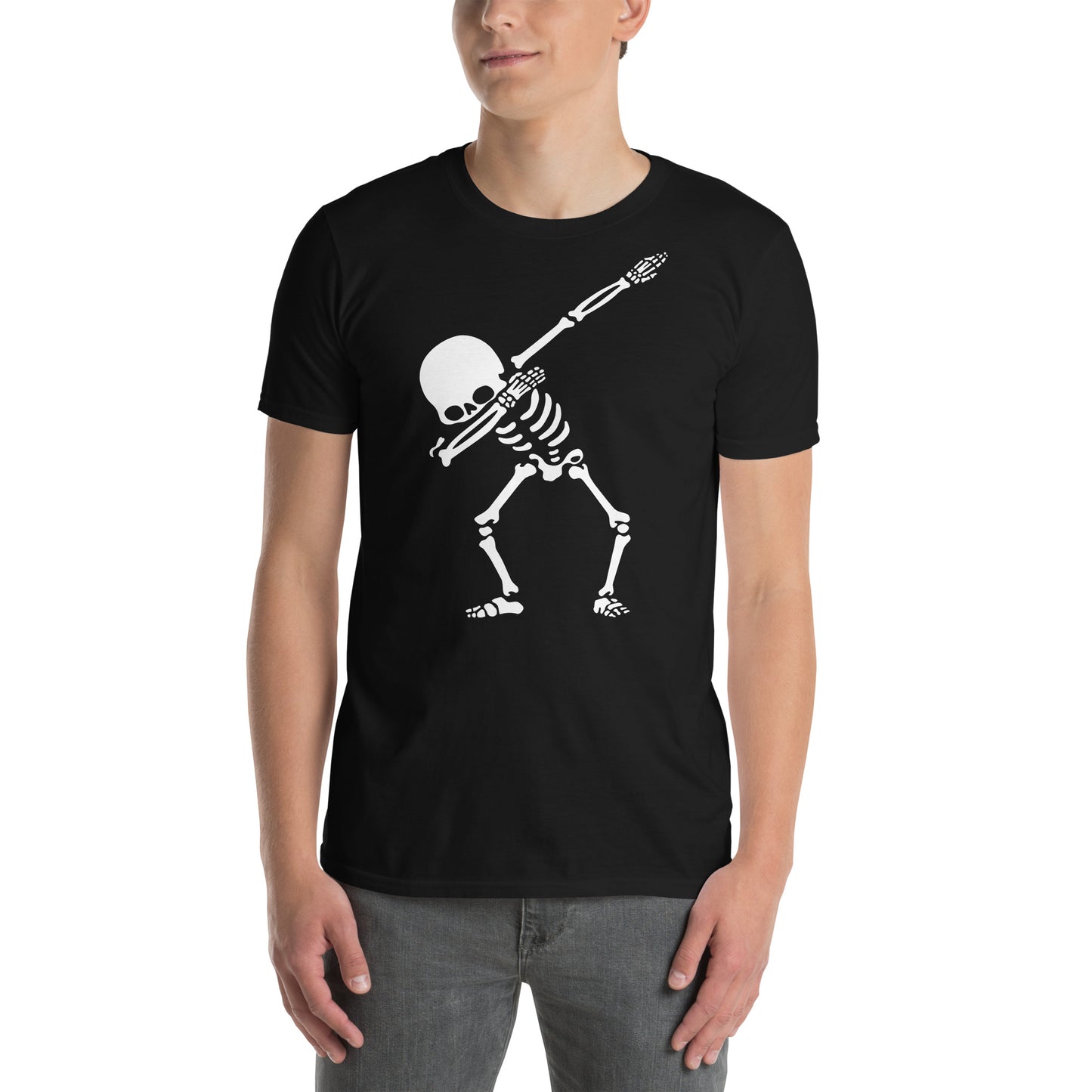 hombre con camiseta esqueleto dab negra
