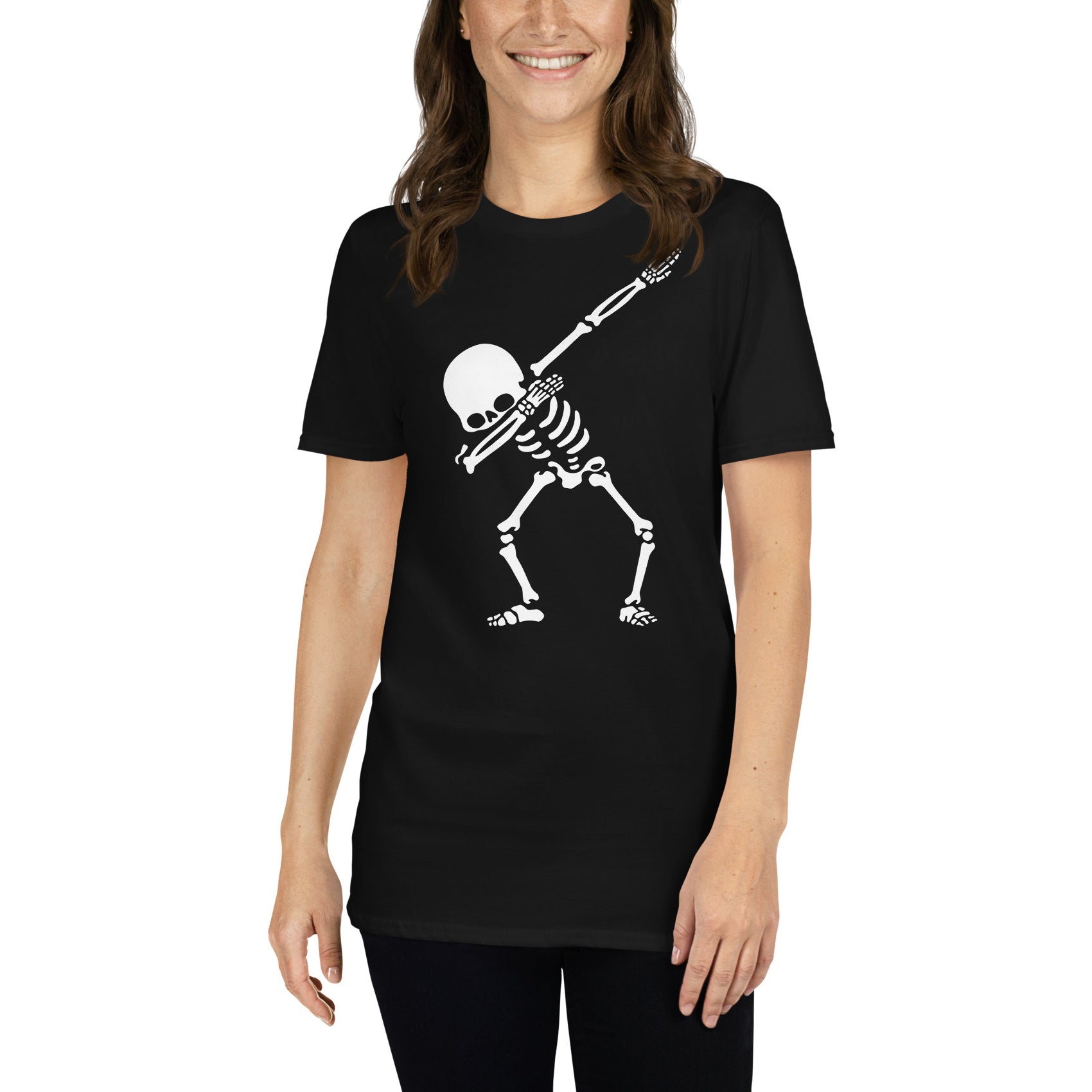 mujer con camiseta esqueleto dab negra
