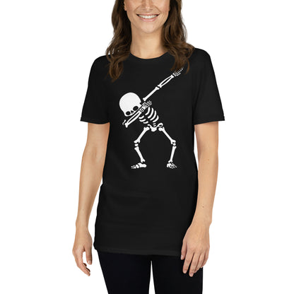 mujer con camiseta esqueleto dab negra