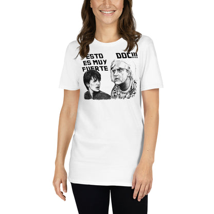 mujer con camiseta esto es muy fuerte doc blanca