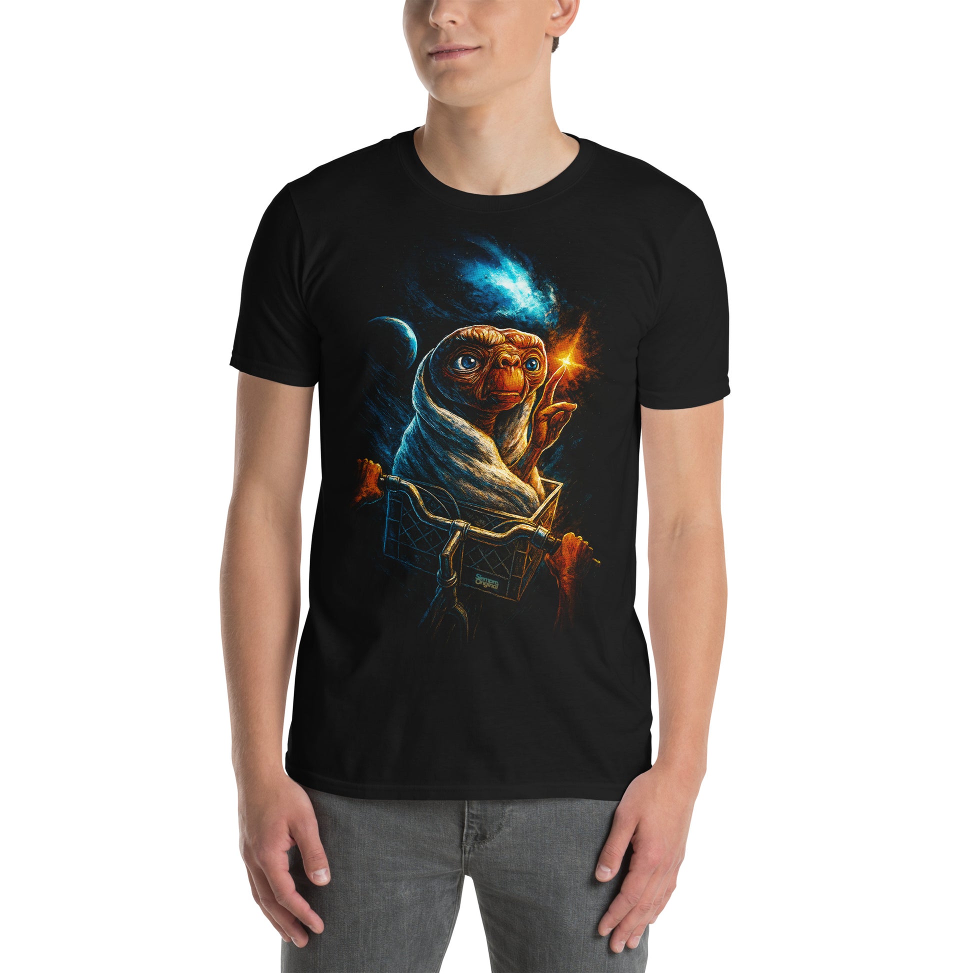 hombre con camiseta et el extraterrestre bicicleta negra