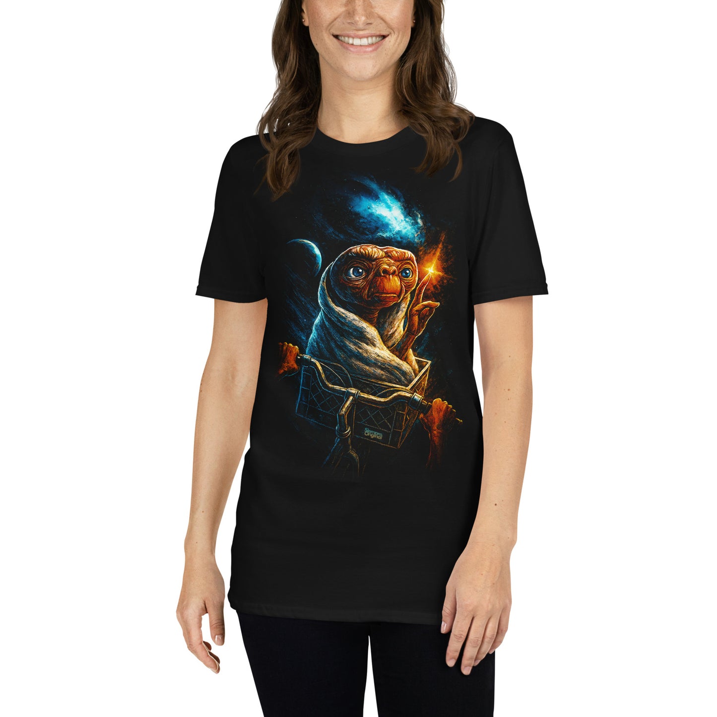 mujer con camiseta et el extraterrestre bicicleta negra