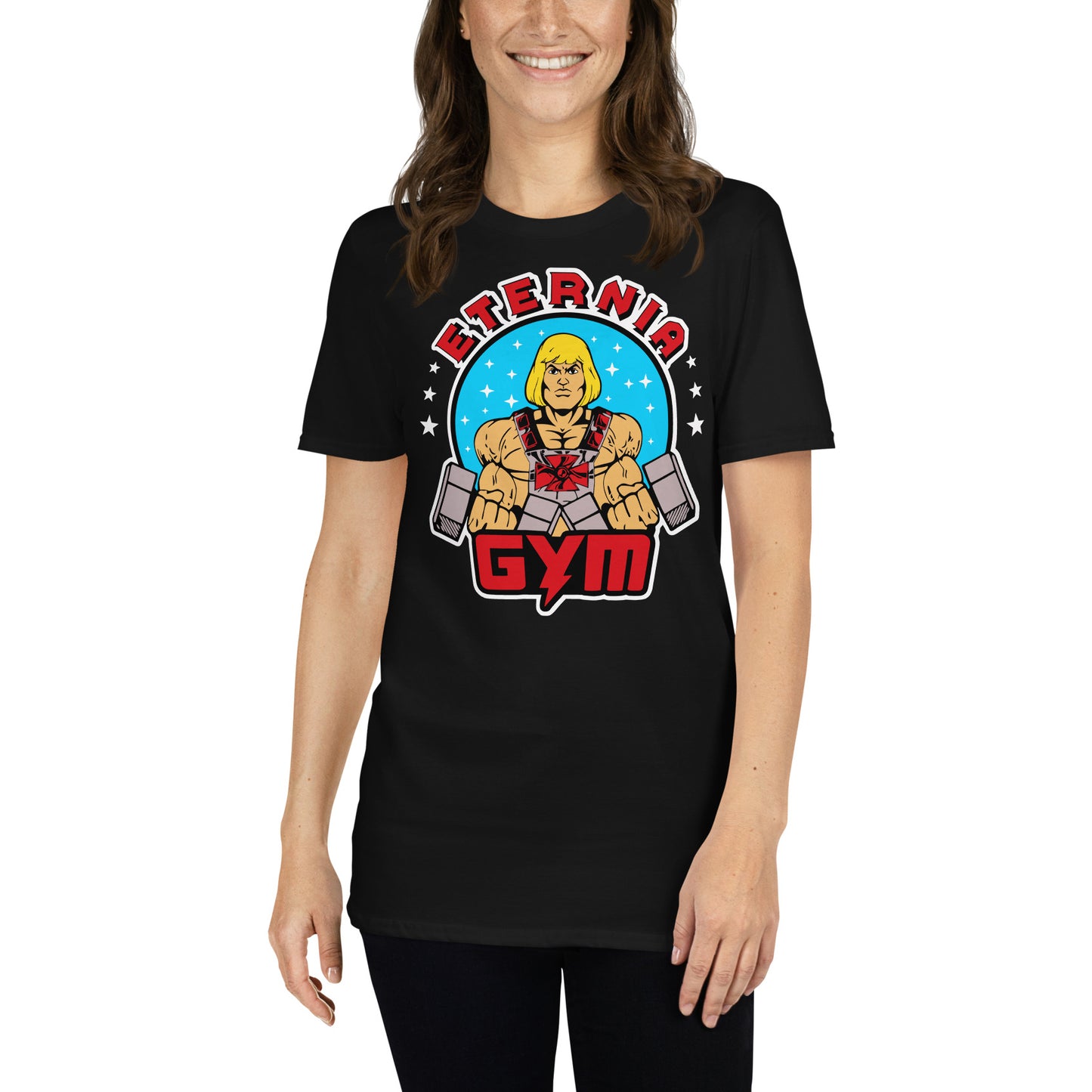 mujer con camiseta eternia gym he man negra