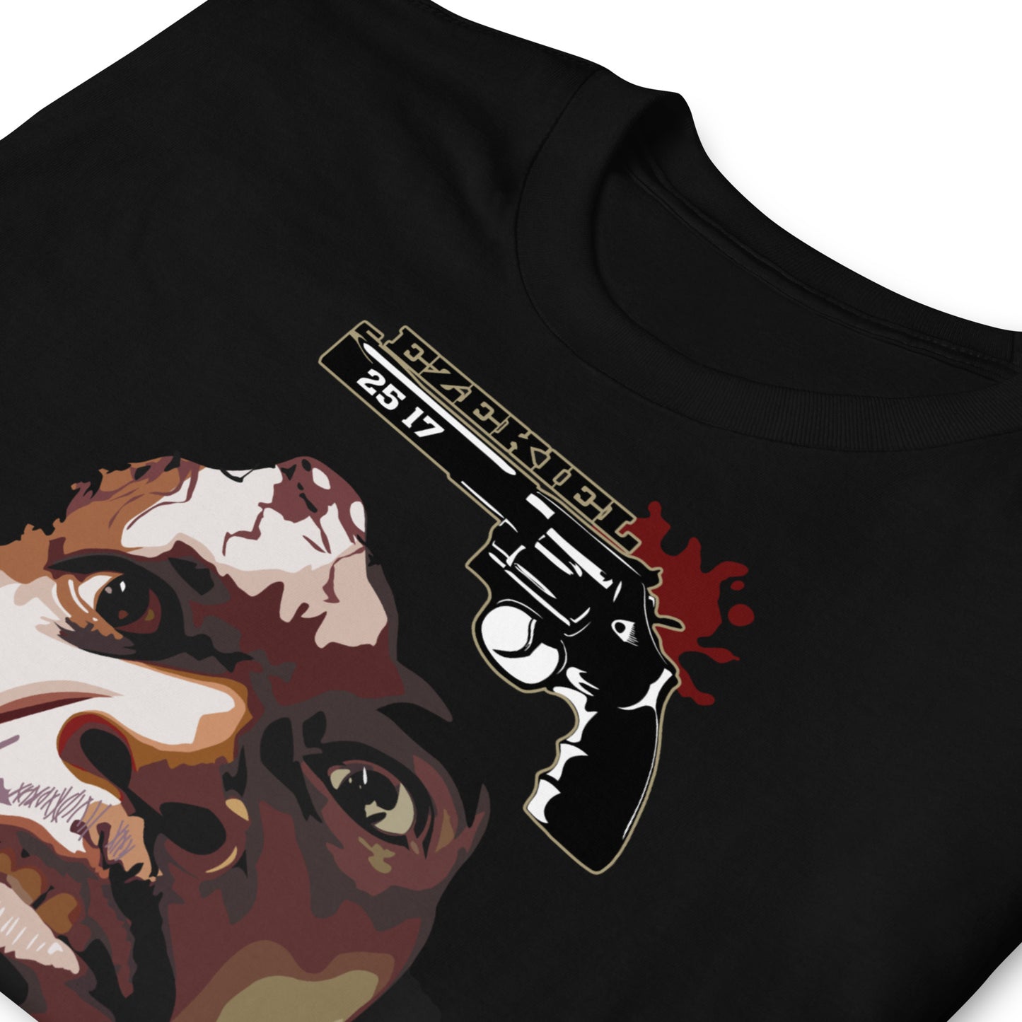 detalle de camiseta ezekiel 25 17 pulp fiction negra