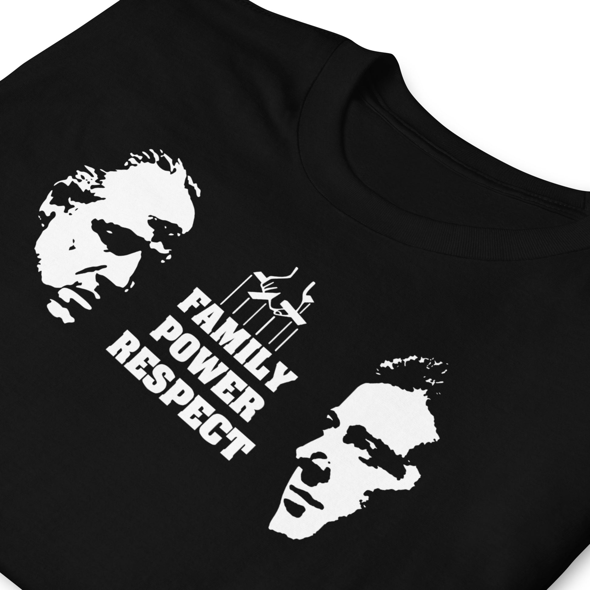 detalle de camiseta familia poder y respeto the godfather negra