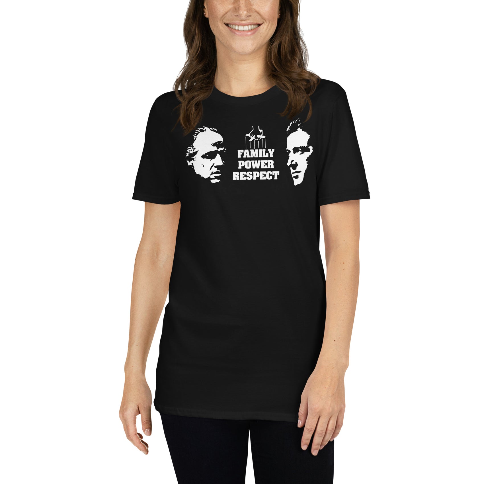 mujer con camiseta familia poder y respeto the godfather negra