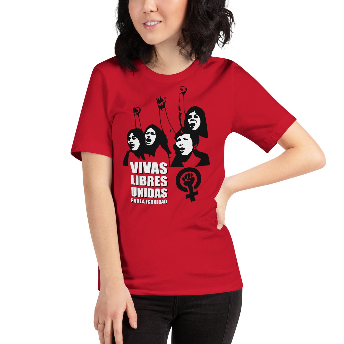 mujer con camiseta feminista reivindicativa vivas libres roja
