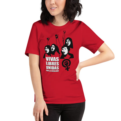 mujer con camiseta feminista reivindicativa vivas libres roja