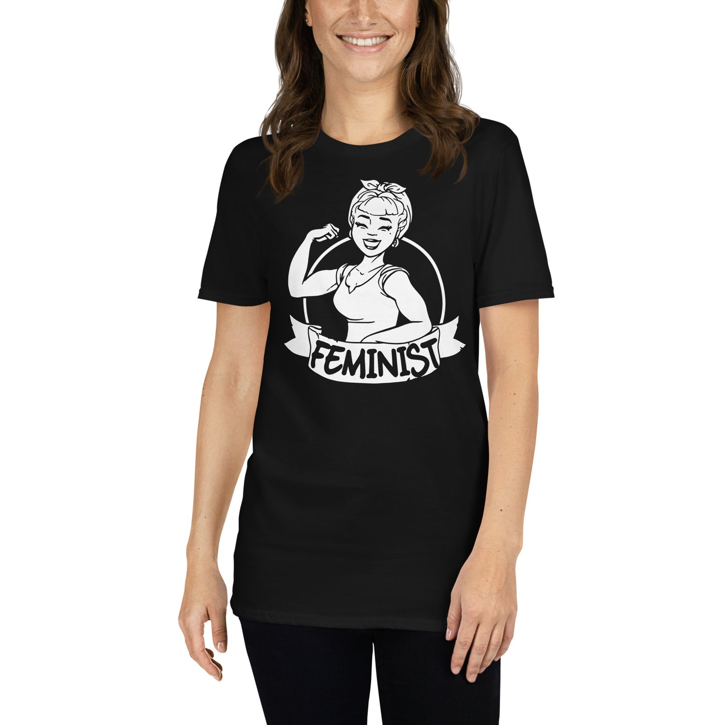 mujer con camiseta feminista retro negra