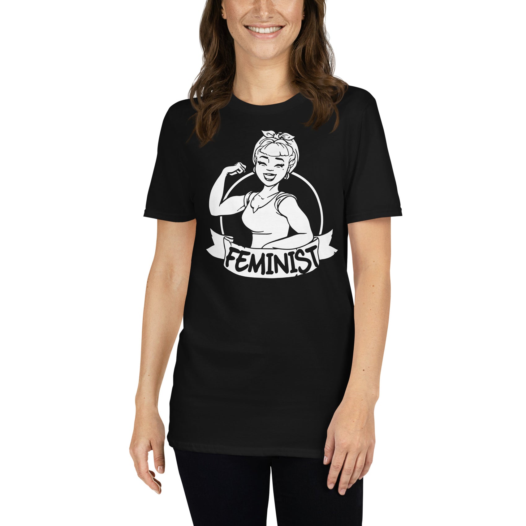mujer con camiseta feminista retro negra