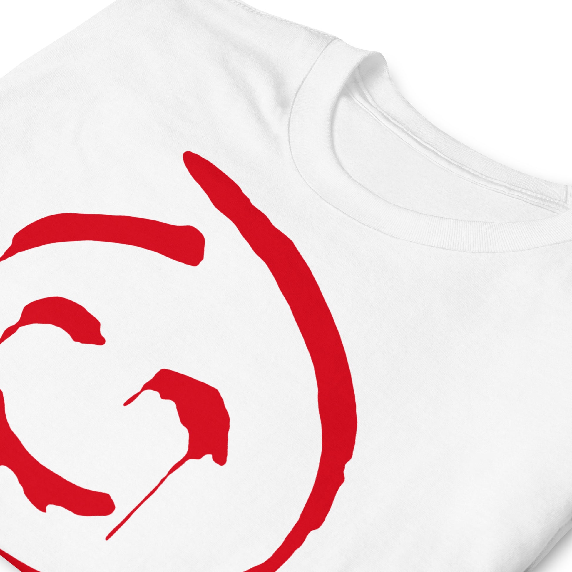 detalle de camiseta firma john el rojo el mentalista en color blanco