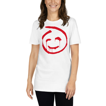 mujer con camiseta firma sonrisa roja sangre blanca