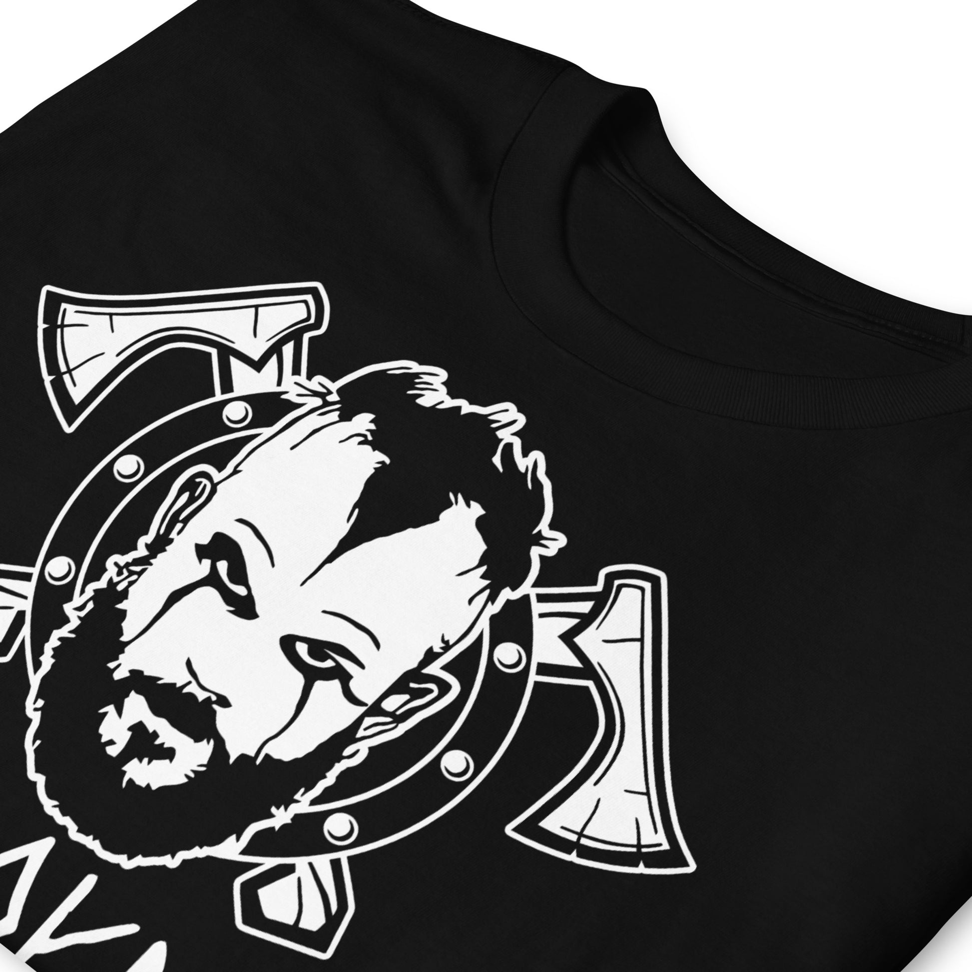 detalle de camiseta floki vikingo hachas negra