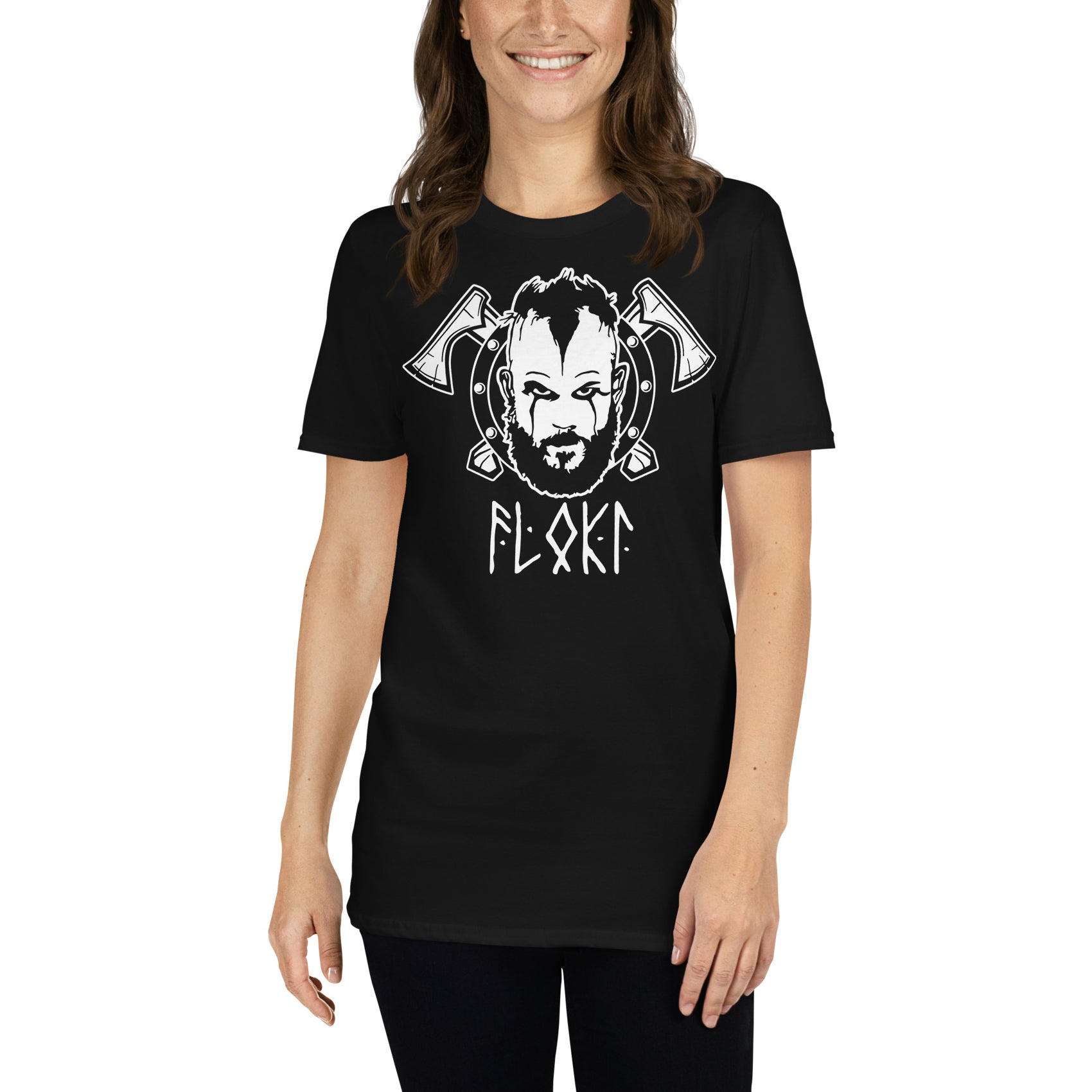 mujer con camiseta floki vikingo hachas negra