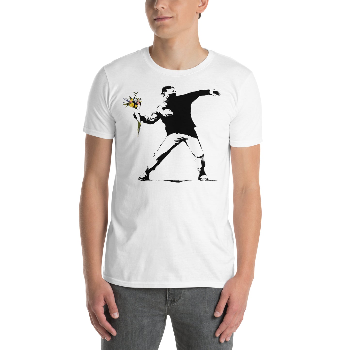 hombre con camiseta flower thrower banksy blanca
