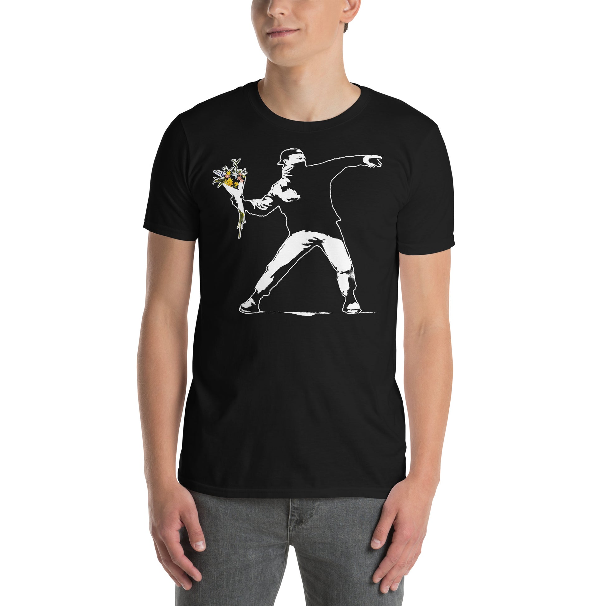 hombre con camiseta flower thrower banksy negra