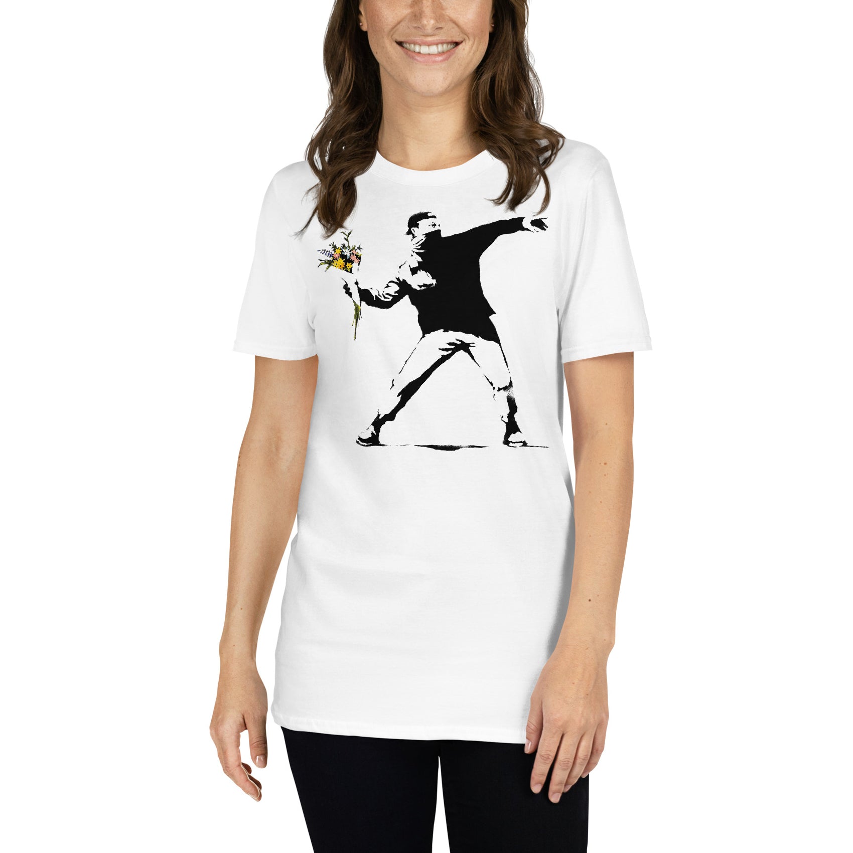 mujer con camiseta flower thrower banksy blanca
