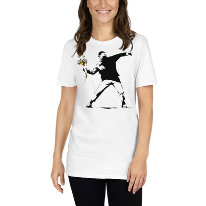 mujer con camiseta flower thrower banksy blanca
