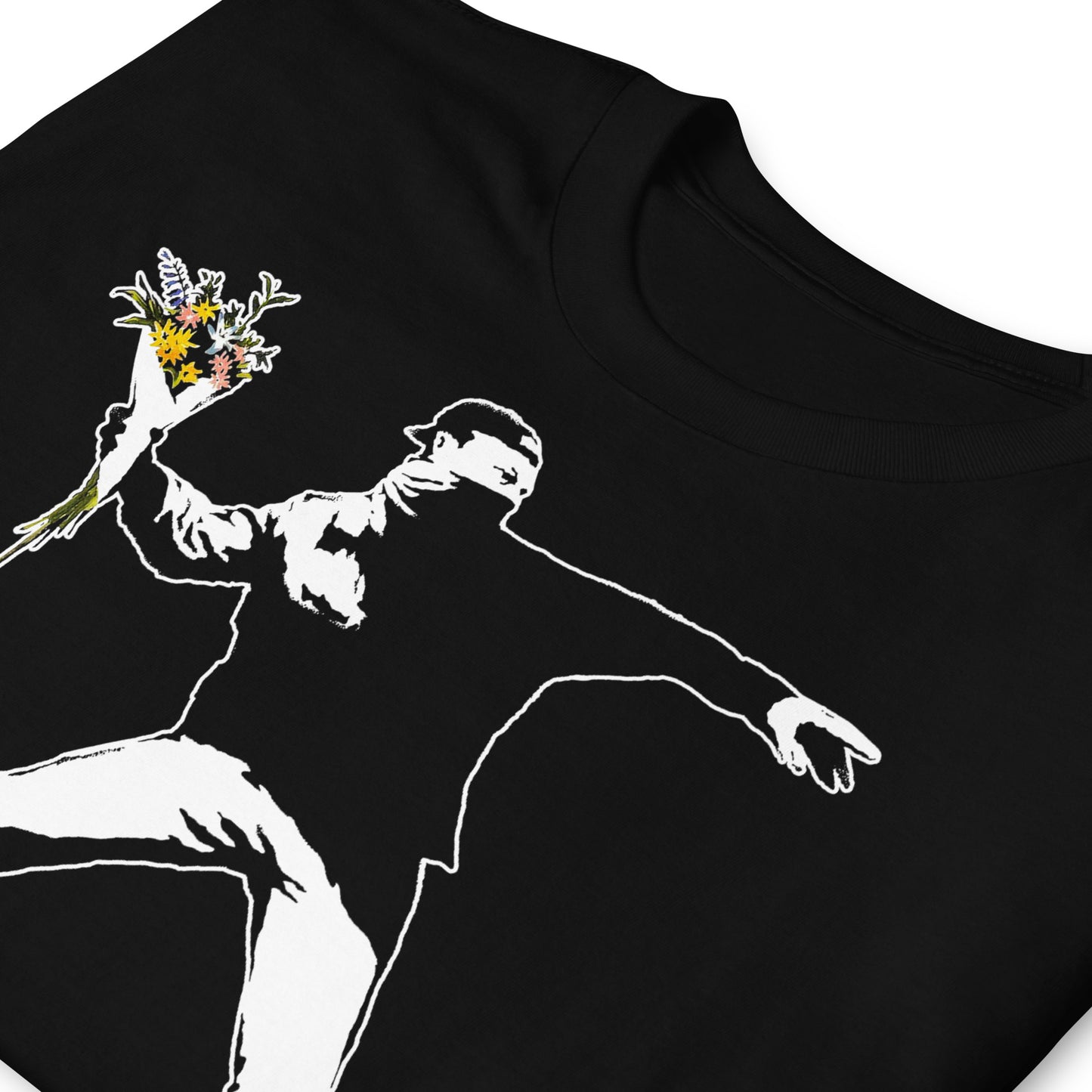 detalle de camiseta flower thrower banksy negra