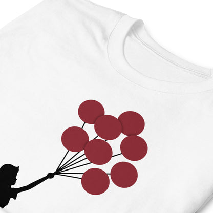 detalle de camiseta flying balloon girl arte urbano blanca