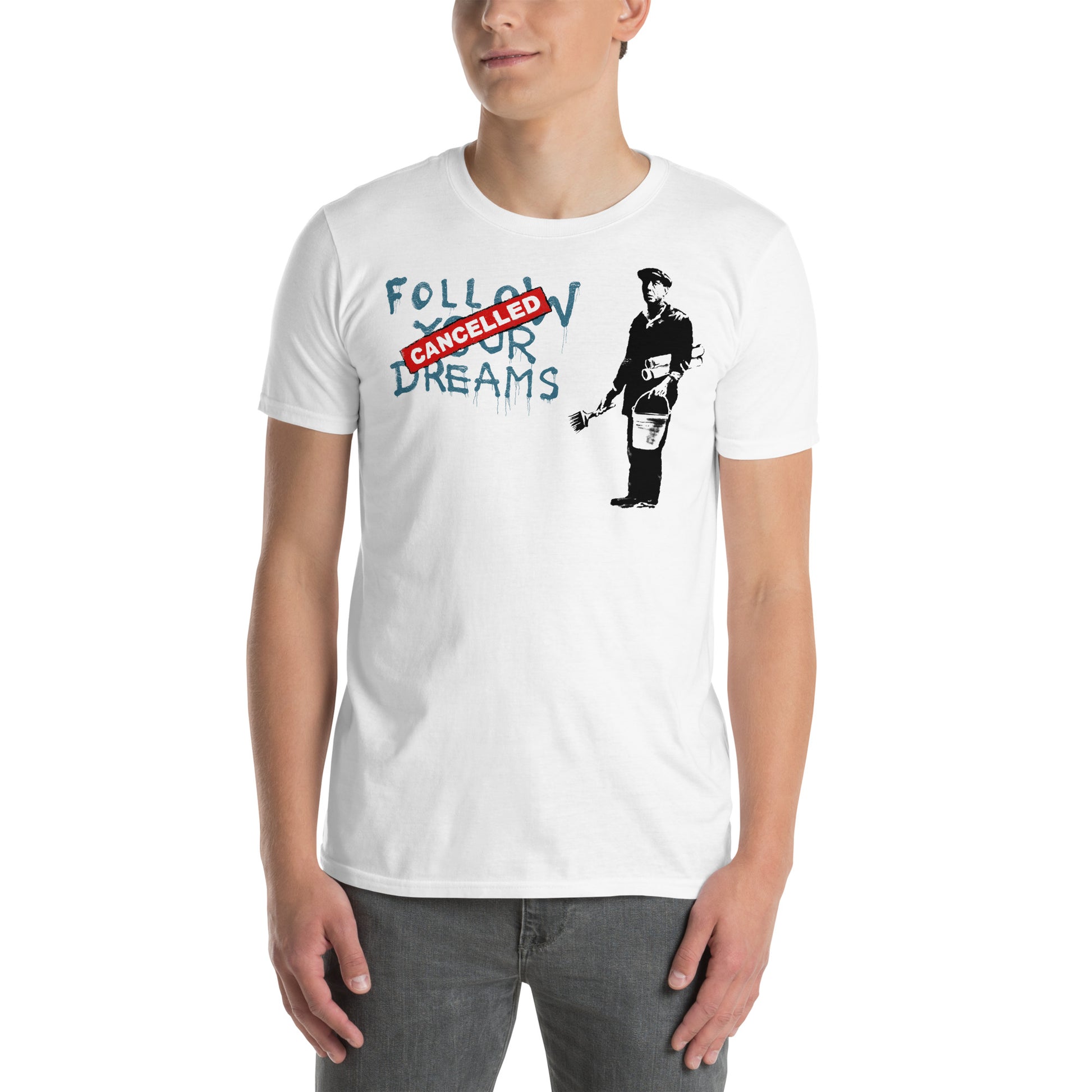 hombre con camiseta follow your dreams cancelled banksy blanca