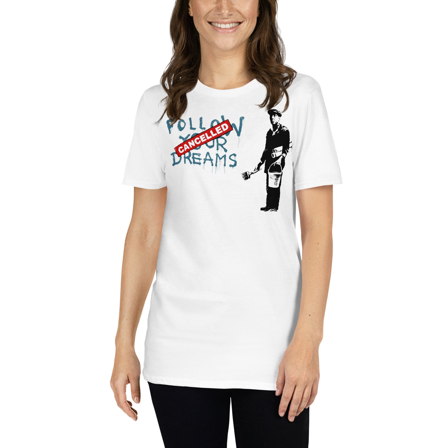 mujer con camiseta follow your dreams cancelled banksy blanca