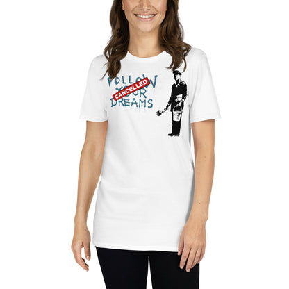 mujer con camiseta follow your dreams cancelled banksy blanca