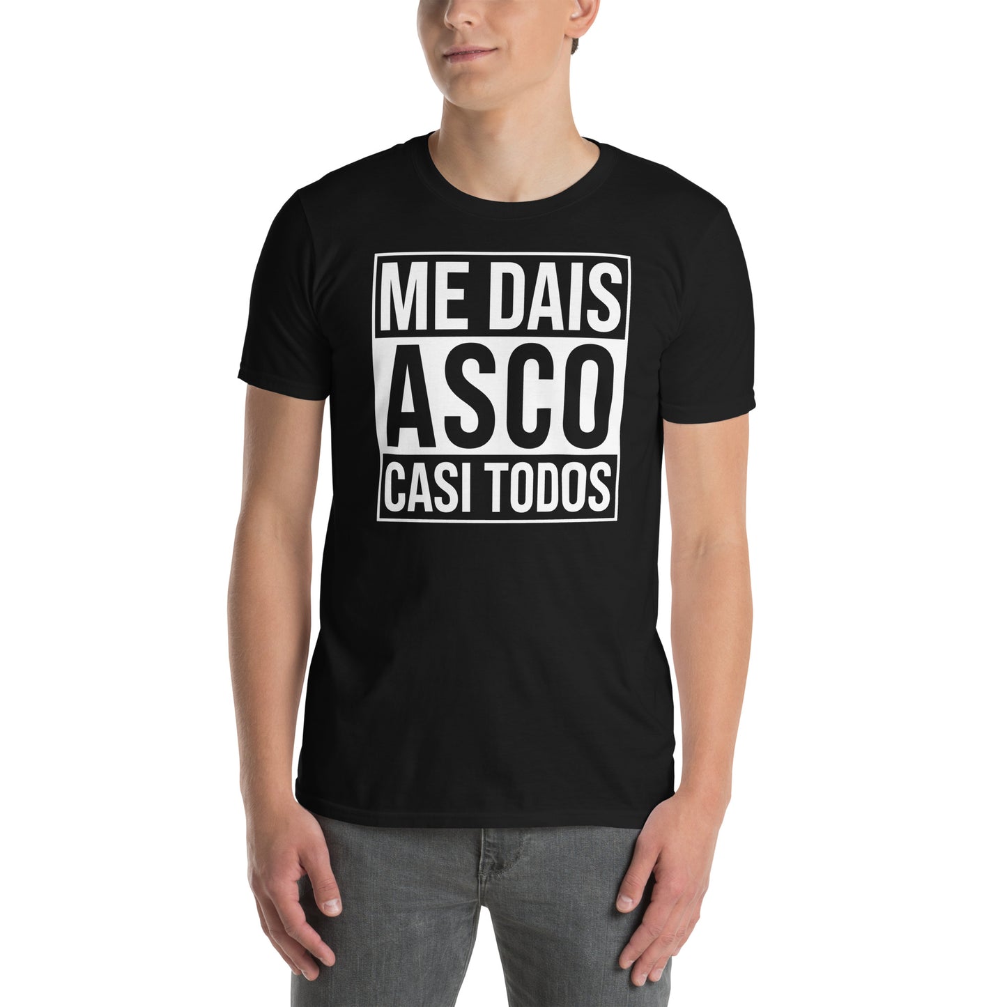 hombre con camiseta me dais asco casi todos negra