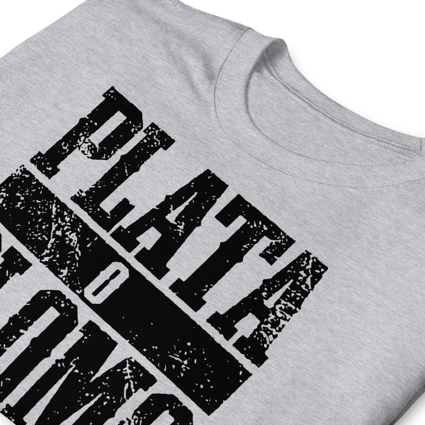 detalle de camiseta plata o plomo escobar gris