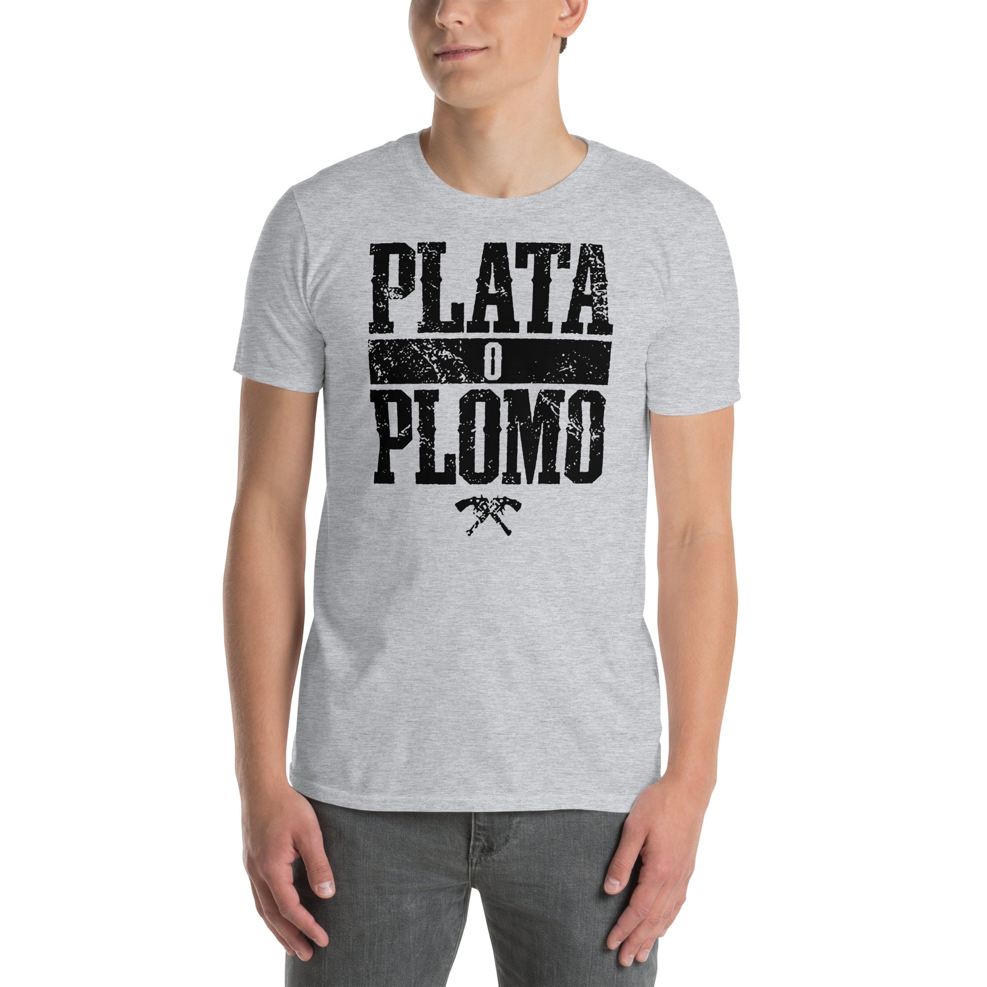 hombre con camiseta plata o plomo escobar gris
