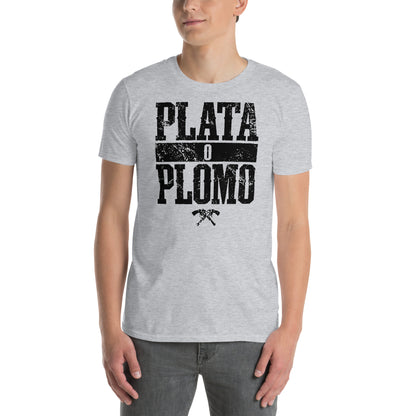 hombre con camiseta plata o plomo escobar gris