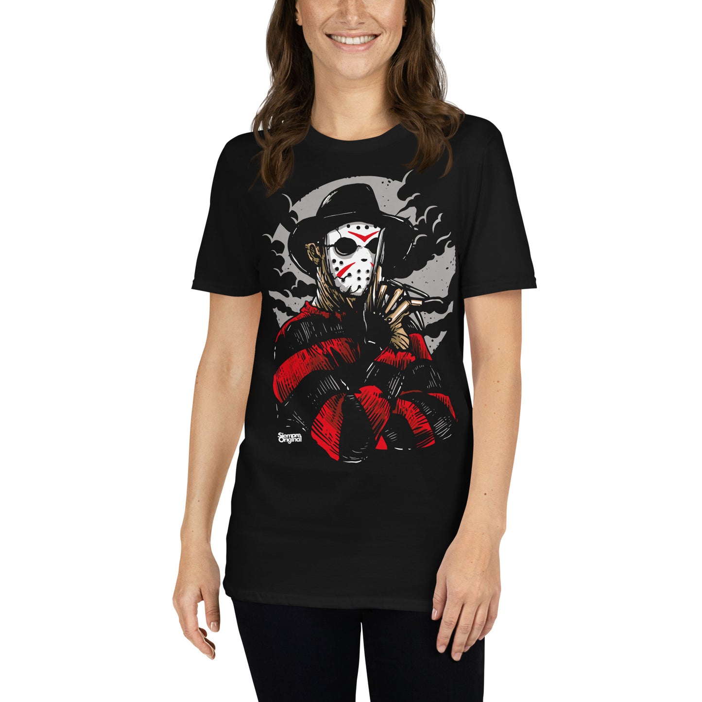 mujer con camiseta freddy jason negra