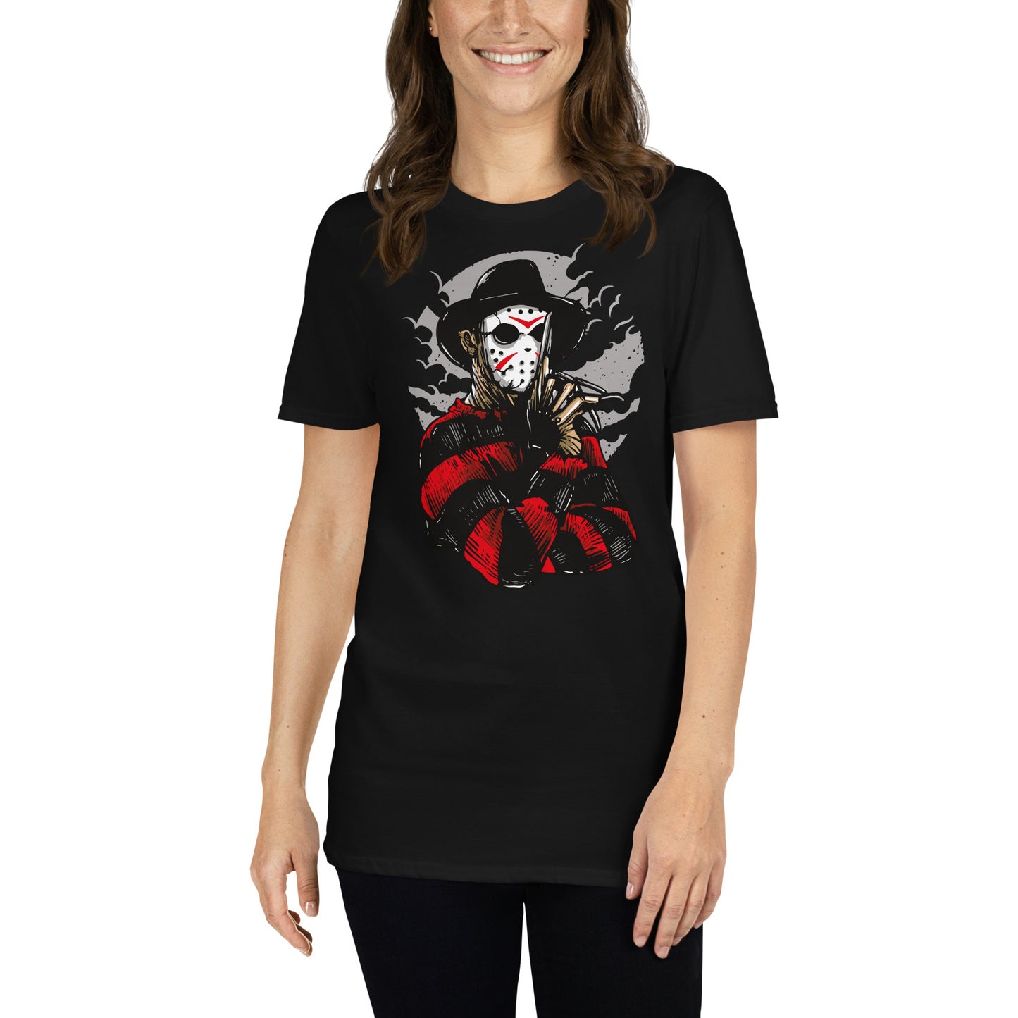 mujer con camiseta freddy krueger con mascara de jason voorhes en color negro