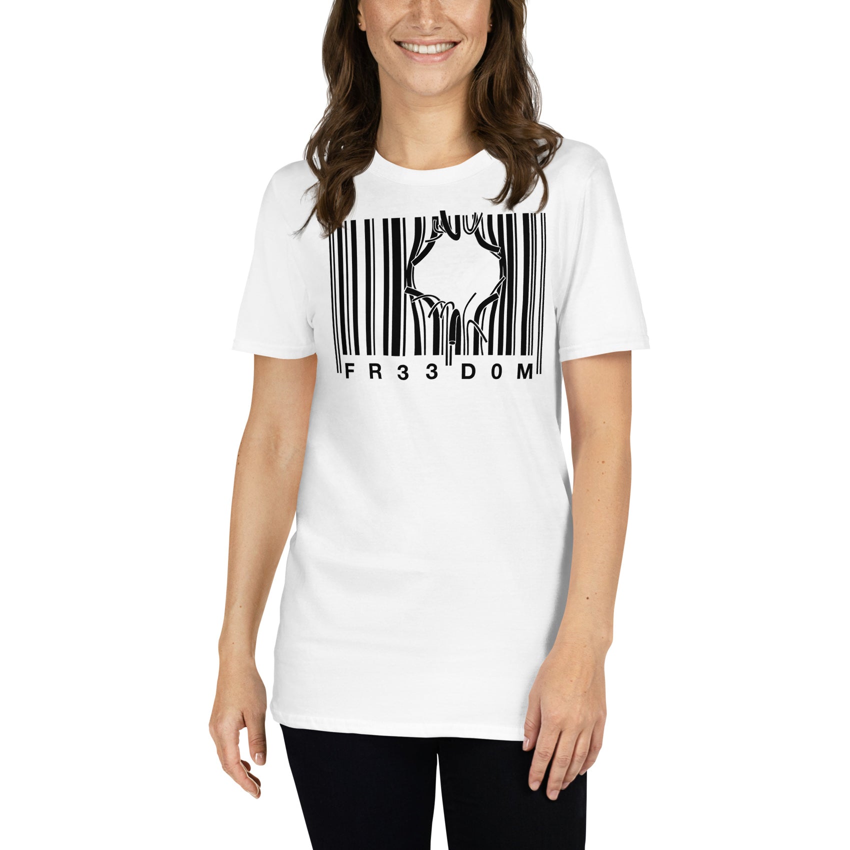 mujer con camiseta freedom codigo de barras carcel blanca