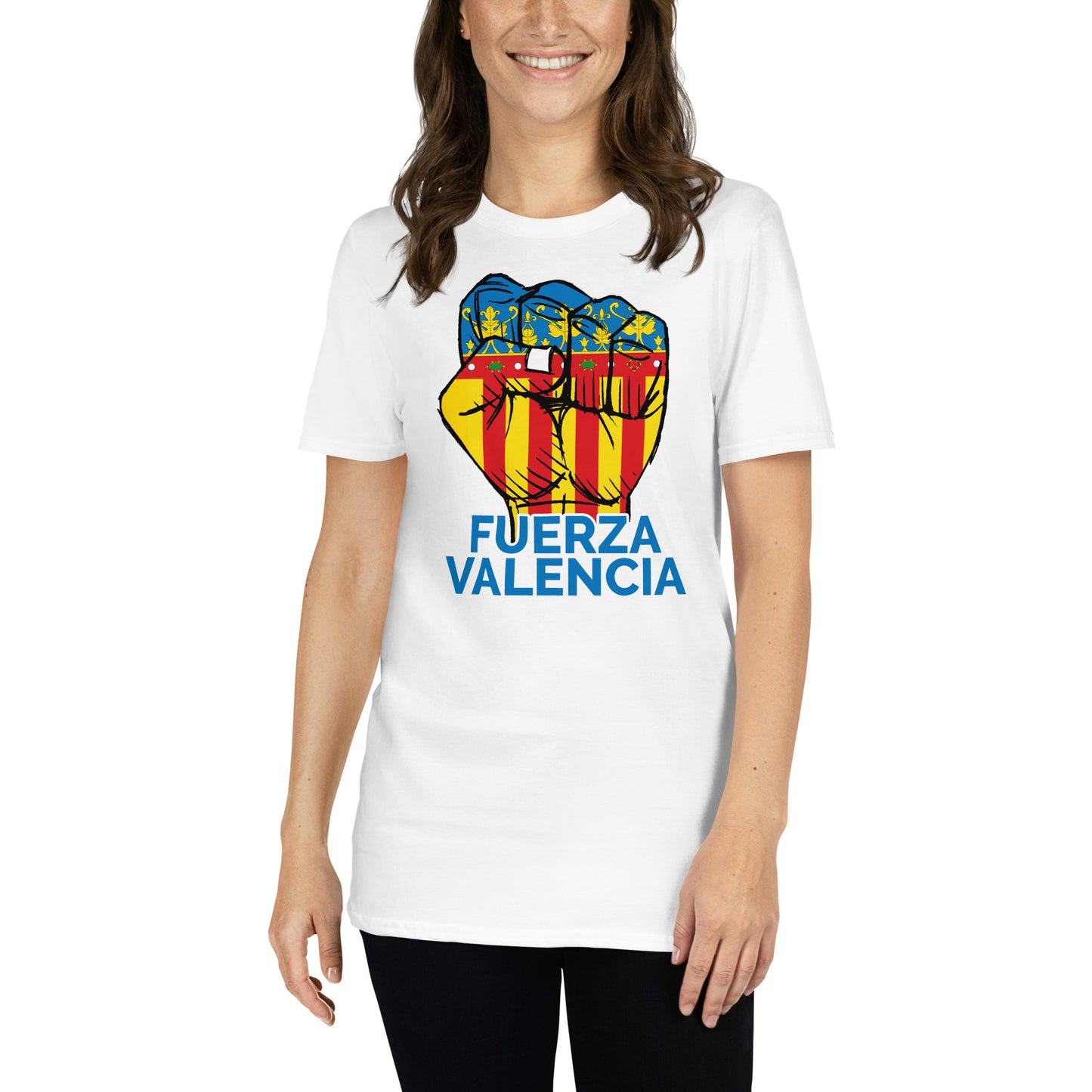 mujer con camiseta fuerza valencia en color blanco