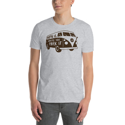 hombre con camiseta furgoneta camper hippie gris