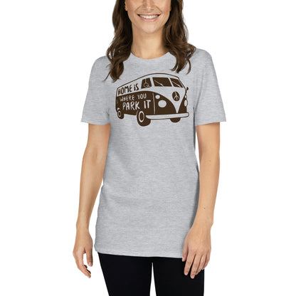 mujer con camiseta furgoneta camper hippie gris