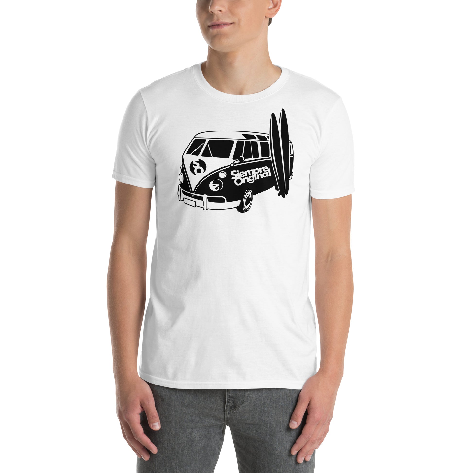 hombre con camiseta furgoneta surf blanca