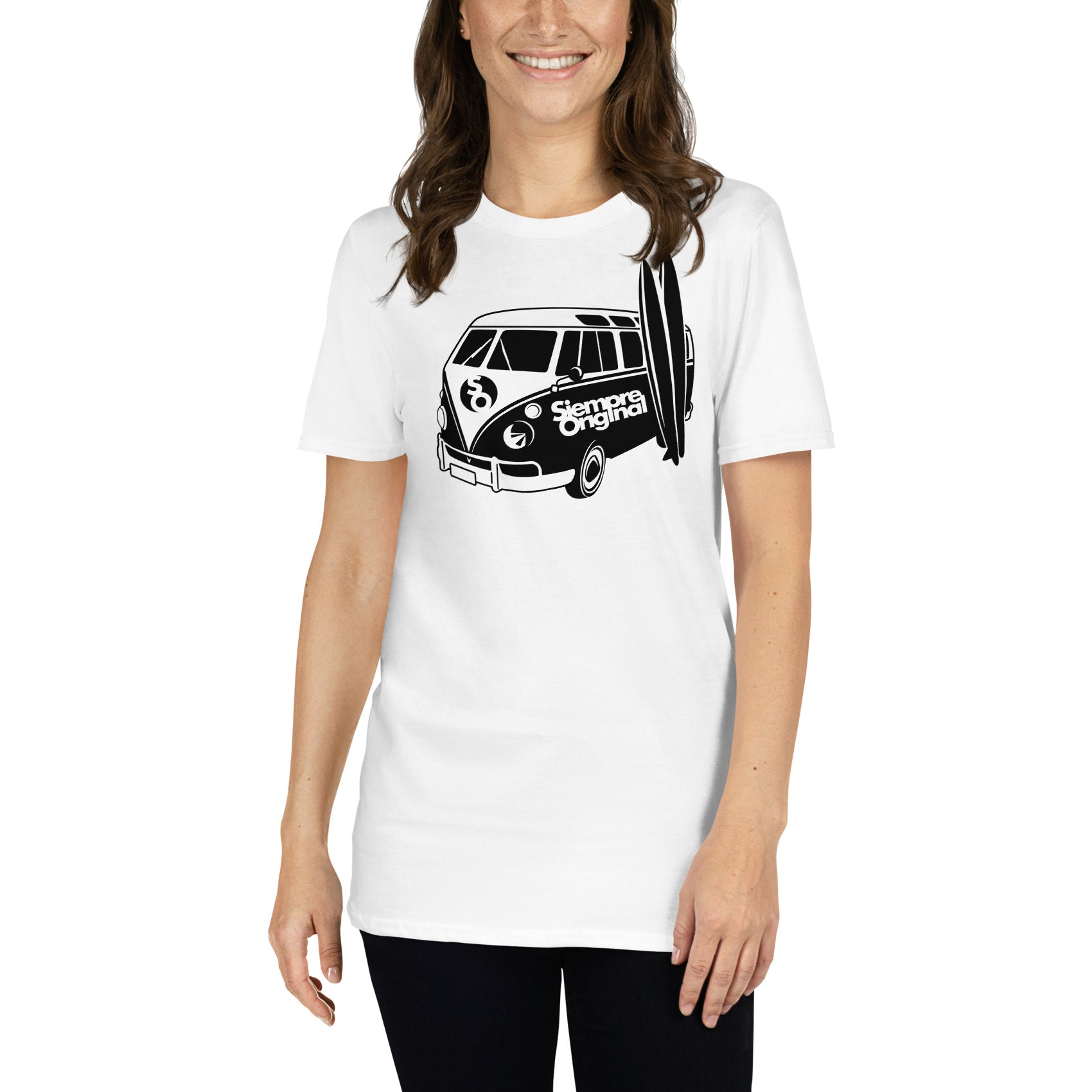 mujer con camiseta furgoneta surf blanca