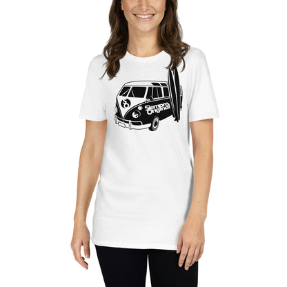 mujer con camiseta furgoneta surf blanca
