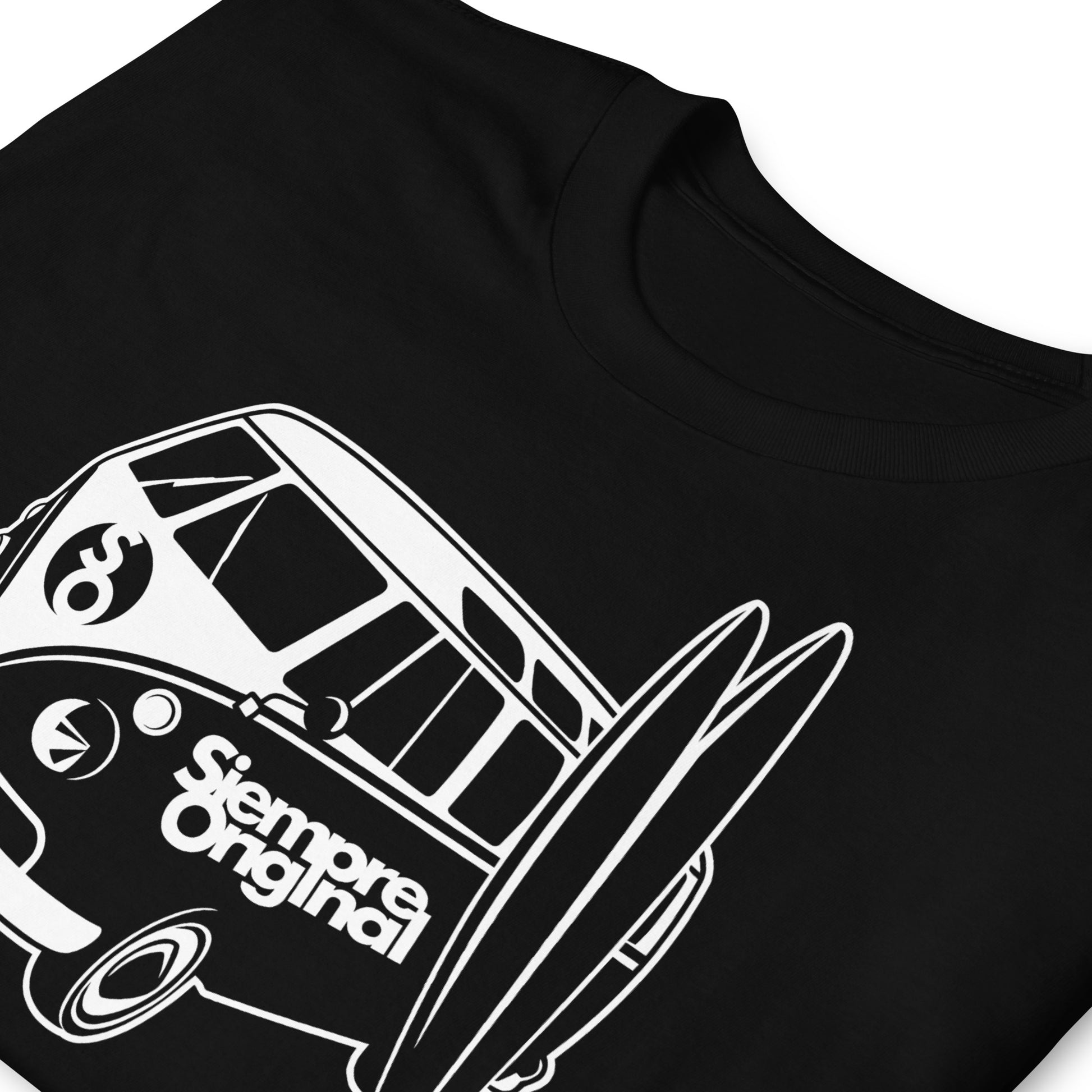 detalle de camiseta furgoneta surf negra
